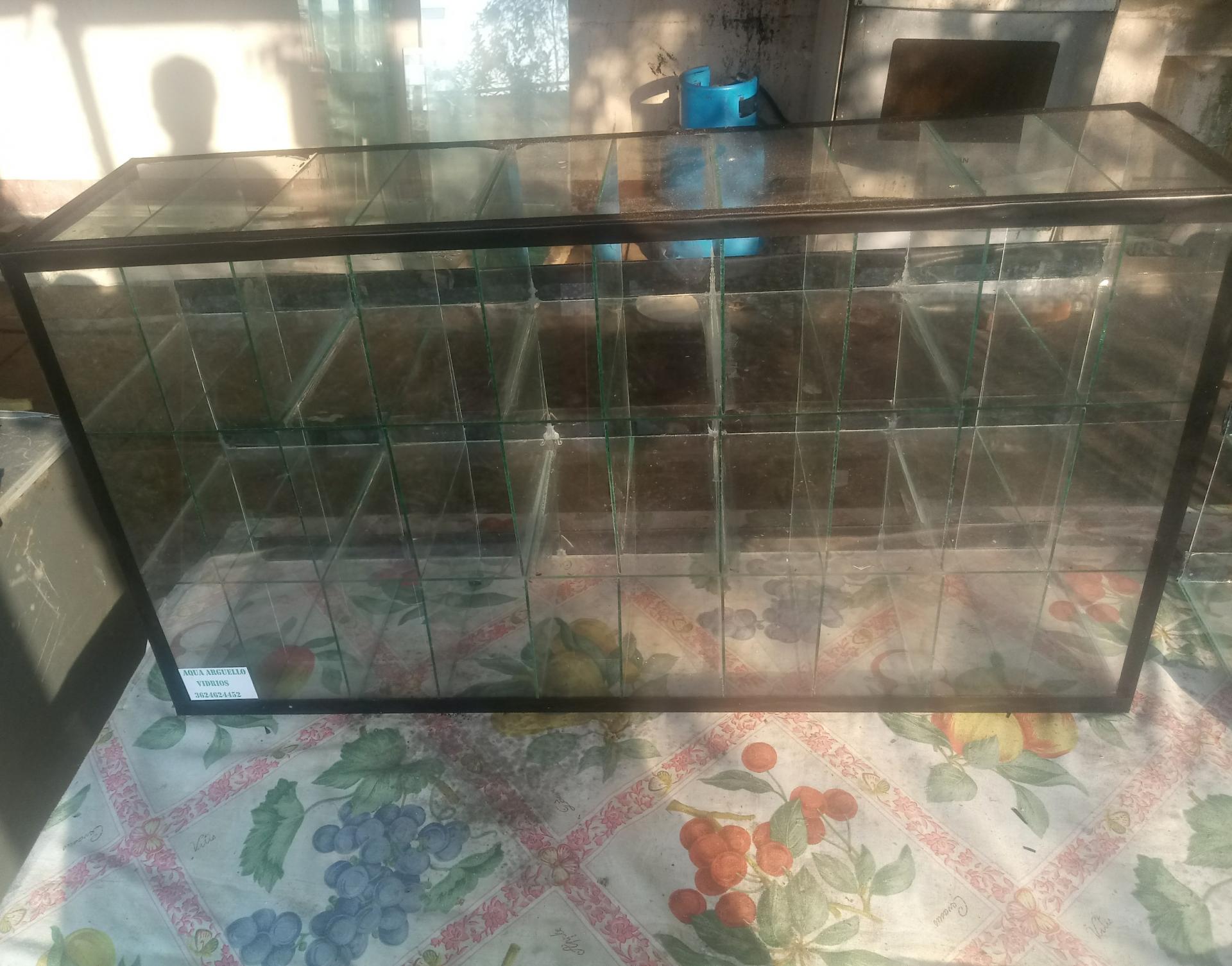 Caramelera con CIGARRERA CON 30 ESPACIOS, HORIZONTAL O VERTICAL de 75 x 40 x 20 cm a 2.800$