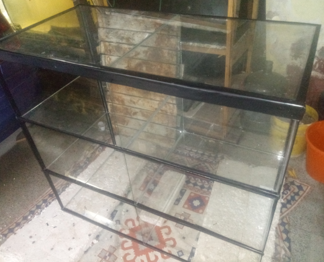 Vitrina de 100 x 50 x 90 cm a 5000$